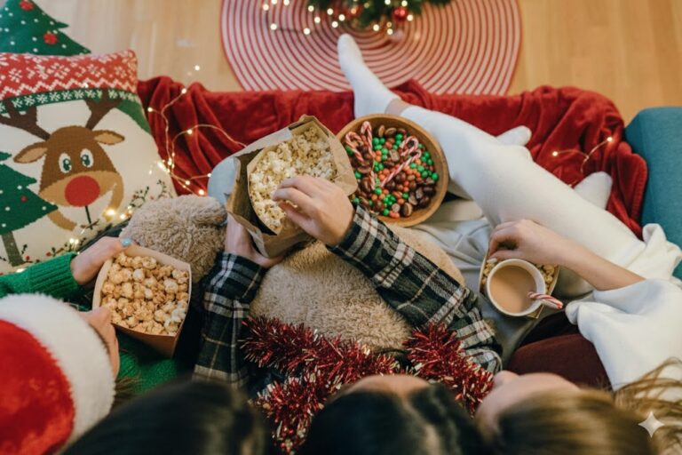 Soirée films d'hiver : Pop-corn et ambiance de Noël.