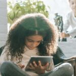 طفل يستخدم تابلت : تعب معرفي ووقت شاشة مرتفع