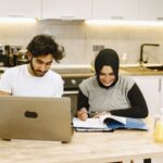 Comment bien s’organiser en couple avant le Ramadan ? Check-list pratique pour répartir les tâches, gérer le budget et éviter les tensions.