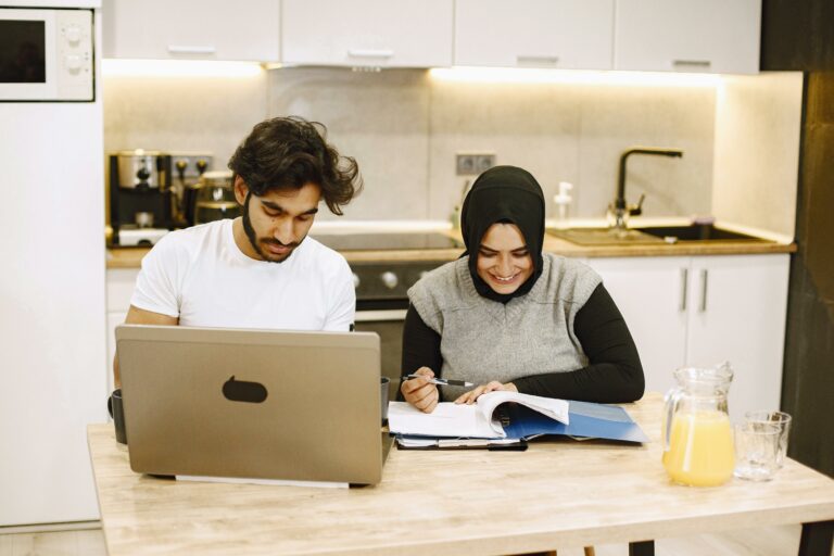 Comment bien s’organiser en couple avant le Ramadan ? Check-list pratique pour répartir les tâches, gérer le budget et éviter les tensions.