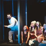 مشهد مسرحي من «الإنسان الرابع» يعكس أسئلة حول الإنسان المعاصر من خلال الإخراج البصري والحركي