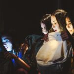 Personnages féminins avec sacs à main dans Le 4ᵉ Humain au Teatro