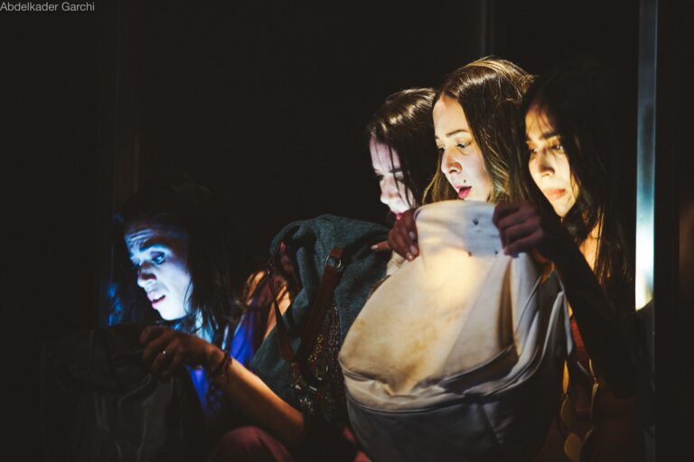 Personnages féminins avec sacs à main dans Le 4ᵉ Humain au Teatro