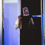 Acteur (Taoufik Jebali) masqué manipulant des figures dans Le 4ᵉ Humain de Taoufik Jebali