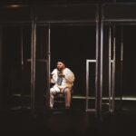 Hedy Hlel sur scène dans Le 4ᵉ Humain de Taoufik Jebali au Teatro, enfermé dans une structure métallique