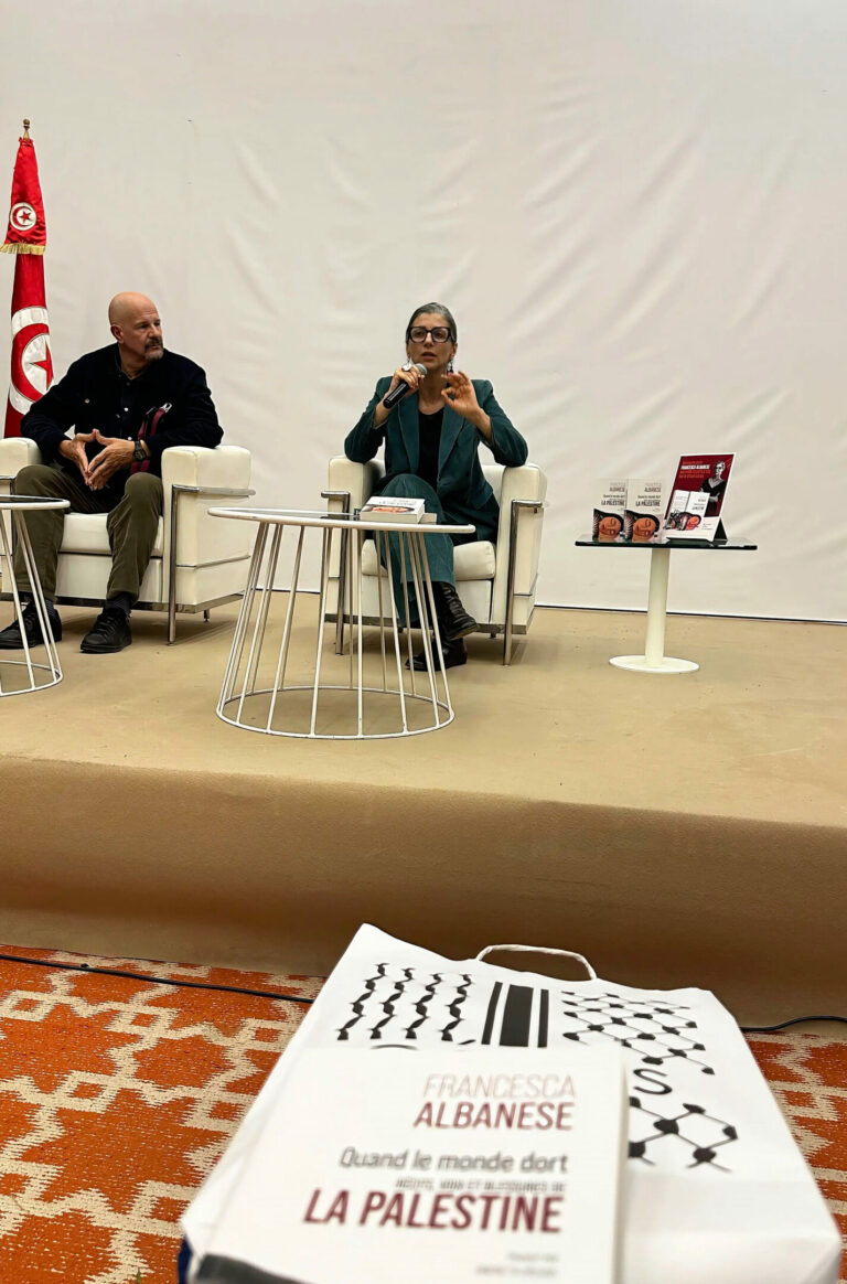 Francesca Albanese intervient lors d’une rencontre à Tunis autour de son livre “Quand le monde dort, récits, voix et blessures de la Palestine”, organisé en marge de la Foire du livre.