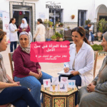 امرأة في منتصف العمر خلال استشارة صحية في إطار الاهتمام بصحة المرأة في سنّ الأمل